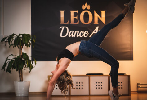 Frau tanzt Latin Movement Tanzfigur in der Tanzschule